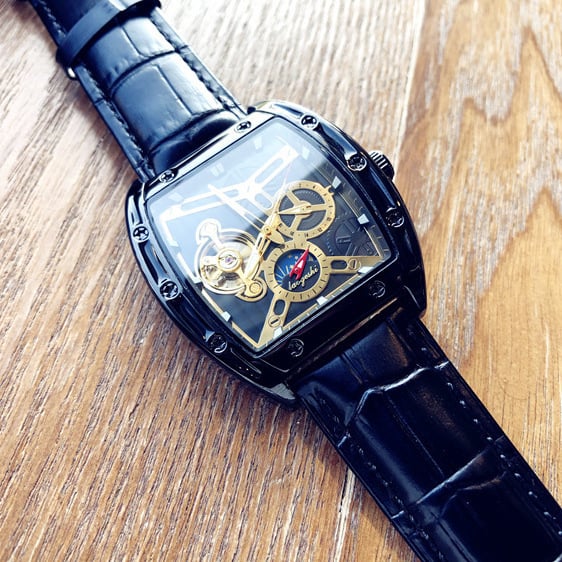 Kvarcni sat u obliku bačve, metalno kućište, kaiš od nehrđajućeg čelika, 30 m vodootpornost, kvarcni mehanizam