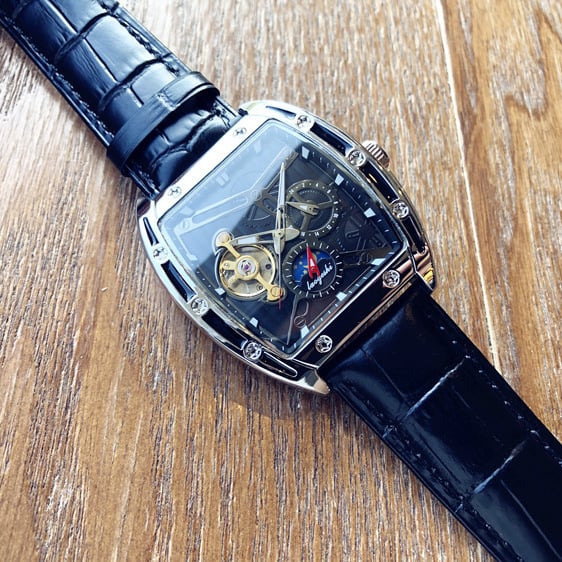 Kvarcni sat u obliku bačve, metalno kućište, kaiš od nehrđajućeg čelika, 30 m vodootpornost, kvarcni mehanizam