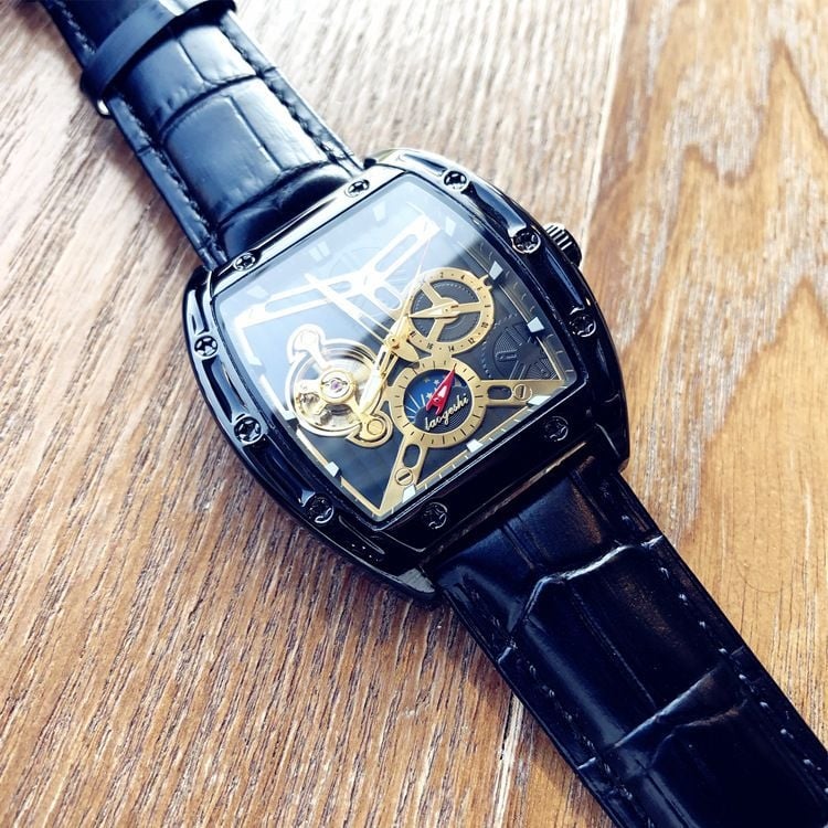 Kvarcni sat u obliku bačve, metalno kućište, kaiš od nehrđajućeg čelika, 30 m vodootpornost, kvarcni mehanizam