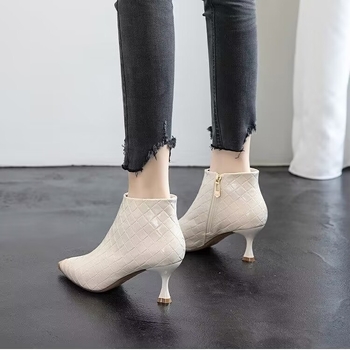Čizme s kvadratnim vrhom, kratke s tankim petama, bambus tekstura, PU gornji dio, 3–6 cm visina pete, zima 2024