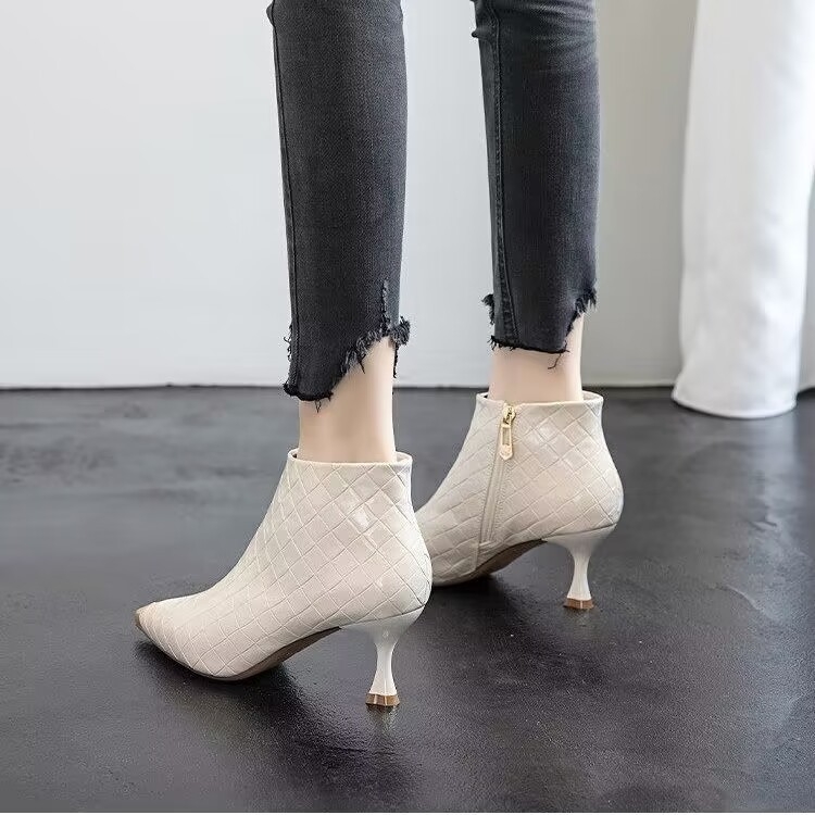 Čizme s kvadratnim vrhom, kratke s tankim petama, bambus tekstura, PU gornji dio, 3–6 cm visina pete, zima 2024