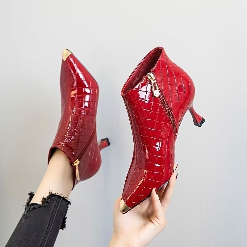 Čizme s kvadratnim vrhom, kratke s tankim petama, bambus tekstura, PU gornji dio, 3–6 cm visina pete, zima 2024