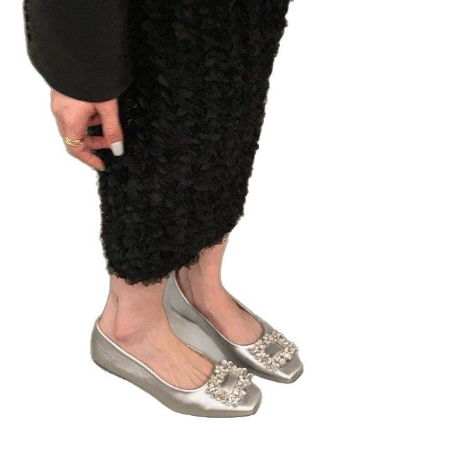 Ženske velur ploske cipele s četvrtastim nosom i kristalima, gumena potplat, injekcijski oblik potplata — proljeće 2025