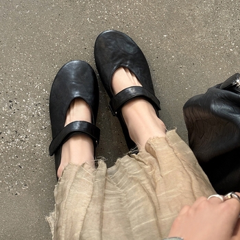 Mary Jane kožne ploske sa Velcro zatvaračem, okrugli vrh, gornji dio od kože prvog sloja, niski potpetica 1-3 cm