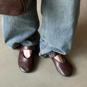 Mary Jane kožne ploske sa Velcro zatvaračem, okrugli vrh, gornji dio od kože prvog sloja, niski potpetica 1-3 cm