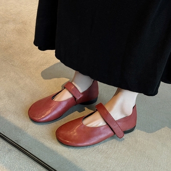 Mary Jane z kože prvej vrstvy hovädzej, Velcro zapínanie, nízky podpätok 1–3 cm, gumová podrážka, francúzsky retro štýl