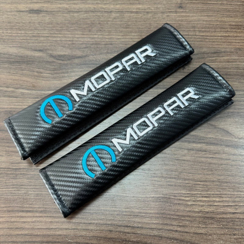 Praktiškos automobilio diržo pečių pagalvėlės su anglies pluošto raštu, universalus priedas, 75 g, su atspausdintu logotipu