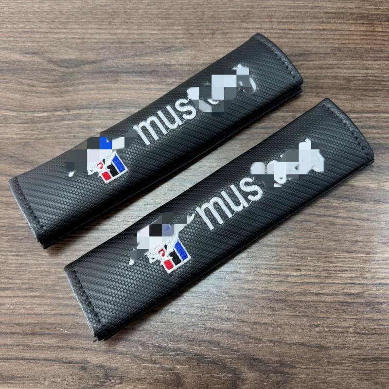 Praktiškos automobilio diržo pečių pagalvėlės su anglies pluošto raštu, universalus priedas, 75 g, su atspausdintu logotipu