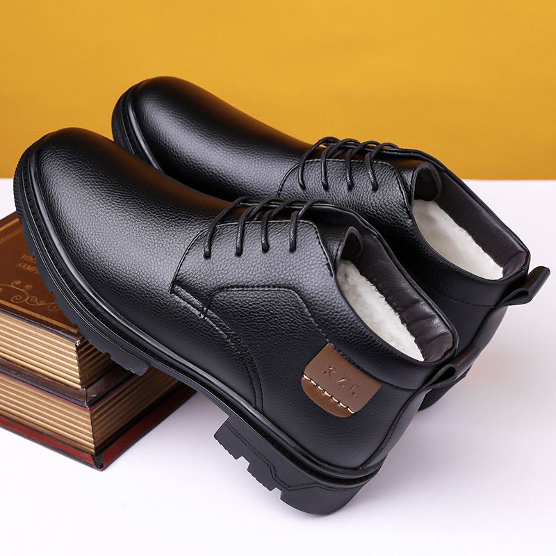 Férfi téli csizma, felső rész szuper rost, vízálló gumitalp, belső műszőrme bélés, középmagas szár, casual stílus