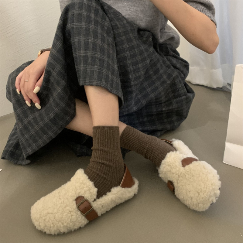 Női velúr cipő bolyhos bélésével, slip-on, alacsony felső rész, kerek orr, gumitalp