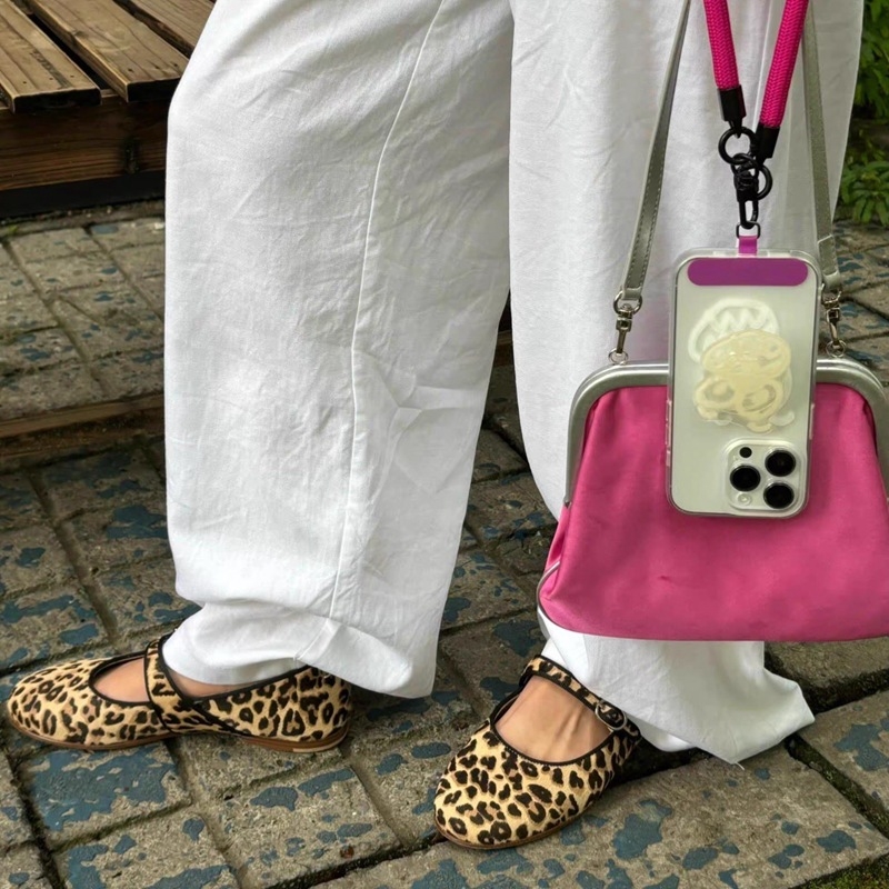 Leopard mintás Mary Jane cipő velúr felsőrésszel, gumírozott talppal, csatolásos zárás, alacsony sarok 1-3 cm