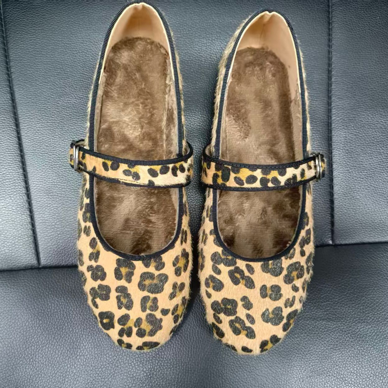 Leopard mintás Mary Jane cipő velúr felsőrésszel, gumírozott talppal, csatolásos zárás, alacsony sarok 1-3 cm