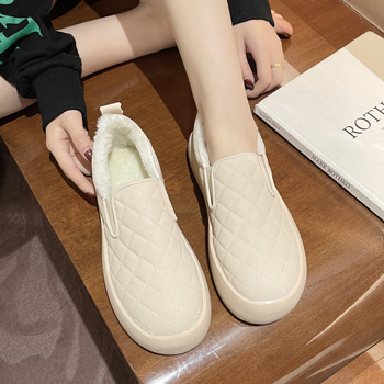 Női nubuk slip-on mokaszink plush béléssel, kerek orrú, alacsony felső rész, gumírozott talp