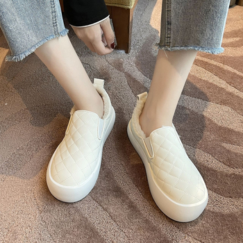 Női nubuk slip-on mokaszink plush béléssel, kerek orrú, alacsony felső rész, gumírozott talp