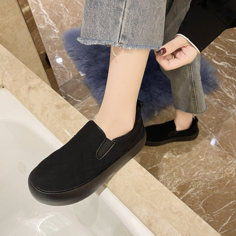 Női nubuk slip-on mokaszink plush béléssel, kerek orrú, alacsony felső rész, gumírozott talp