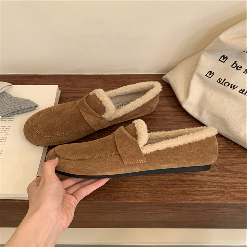 Női slip-on cipő valódi bőrből, plüss bélés, kerek orrú, gumitalp