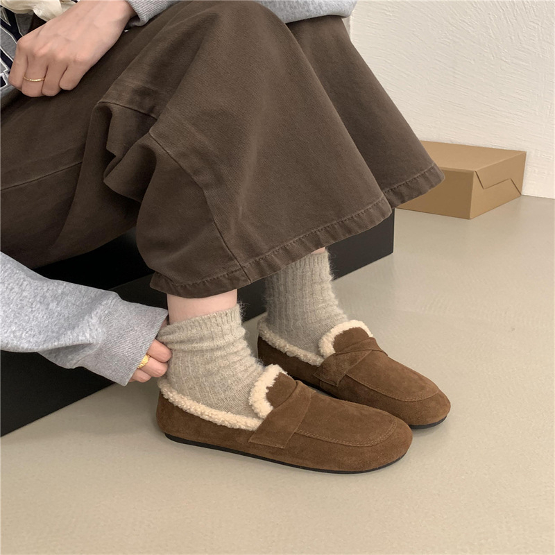 Női slip-on cipő valódi bőrből, plüss bélés, kerek orrú, gumitalp