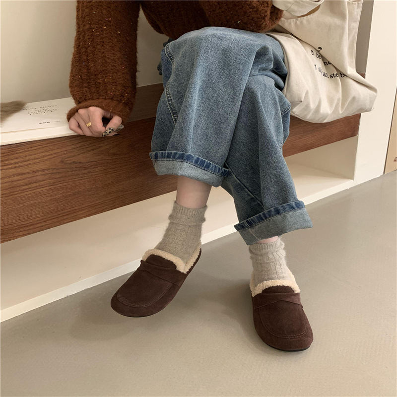 Női slip-on cipő valódi bőrből, plüss bélés, kerek orrú, gumitalp