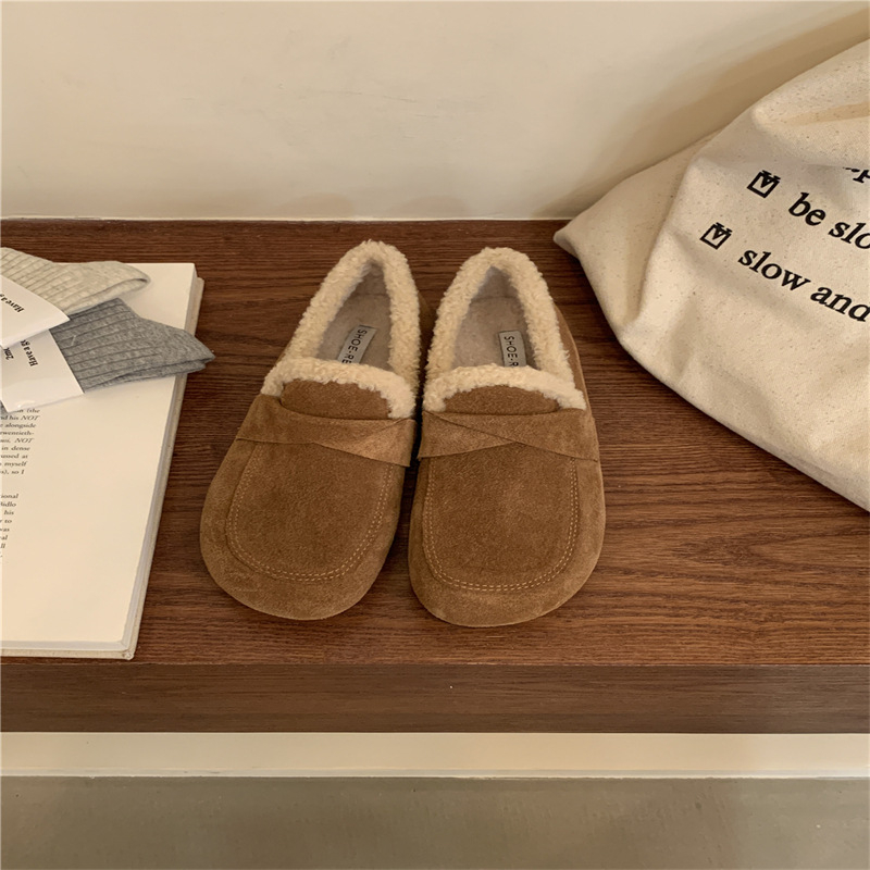 Női slip-on cipő valódi bőrből, plüss bélés, kerek orrú, gumitalp