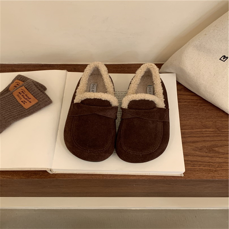 Női slip-on cipő valódi bőrből, plüss bélés, kerek orrú, gumitalp