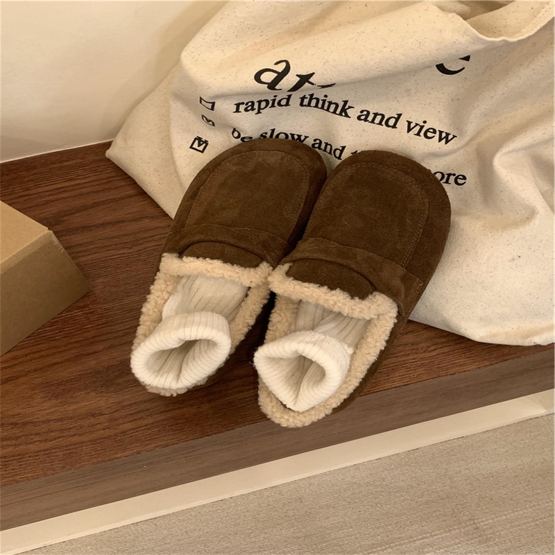 Női slip-on cipő valódi bőrből, plüss bélés, kerek orrú, gumitalp