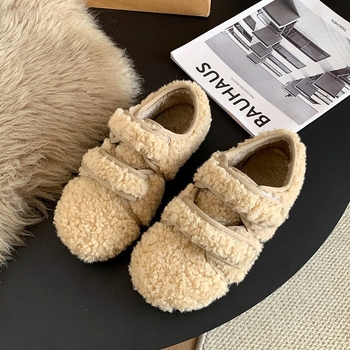 Ženske papuče od ovčje vune, plišasti unutarnji dio, Velcro zatvarač, gornji dio od nubuka, gumena potplat, niski kroj, okrugli vrh