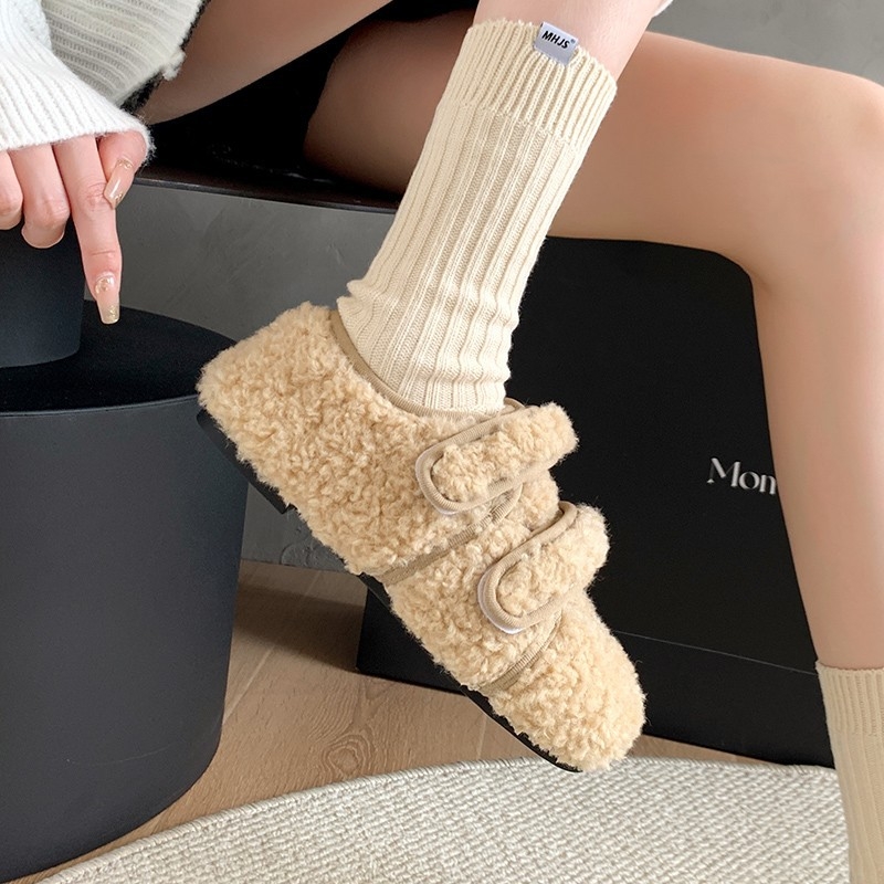 Ženske papuče od ovčje vune, plišasti unutarnji dio, Velcro zatvarač, gornji dio od nubuka, gumena potplat, niski kroj, okrugli vrh