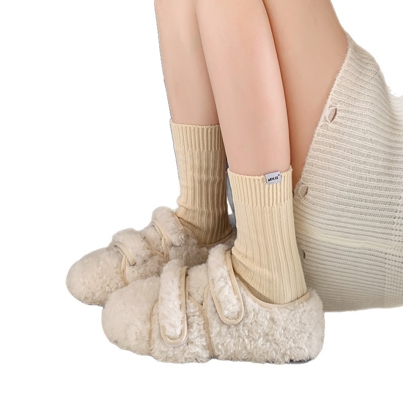 Ženske papuče od ovčje vune, plišasti unutarnji dio, Velcro zatvarač, gornji dio od nubuka, gumena potplat, niski kroj, okrugli vrh