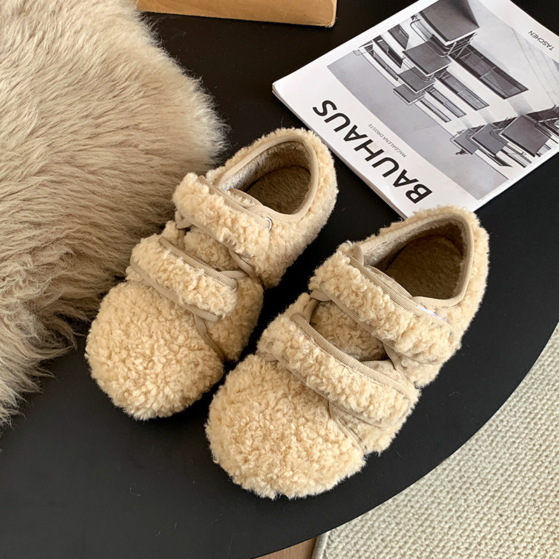 Ženske papuče od ovčje vune, plišasti unutarnji dio, Velcro zatvarač, gornji dio od nubuka, gumena potplat, niski kroj, okrugli vrh