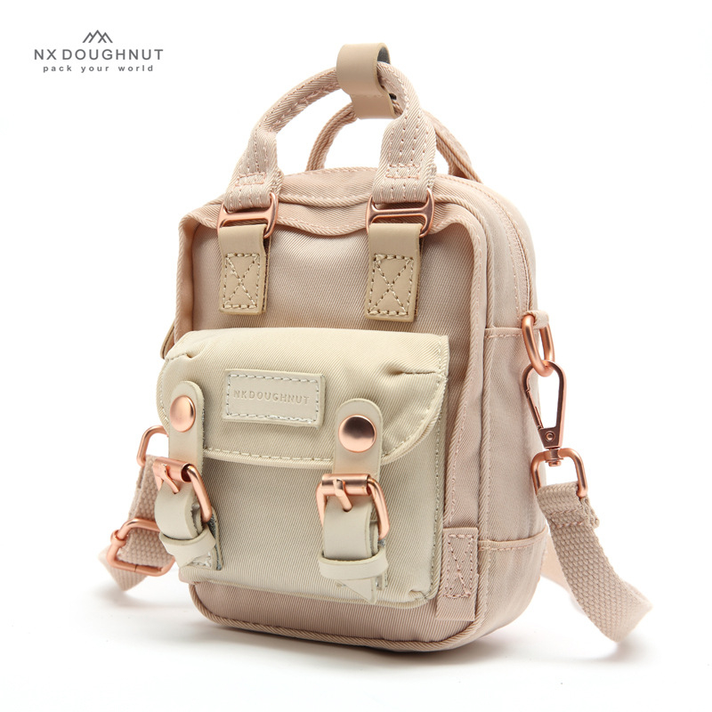 NX DOUGHNUT dámska crossbody taška v street štýle, nylonová konštrukcia s nylonovou podšívkou, vertikálny štvorcový tvar, zapínanie na zips, jednopásový remienok