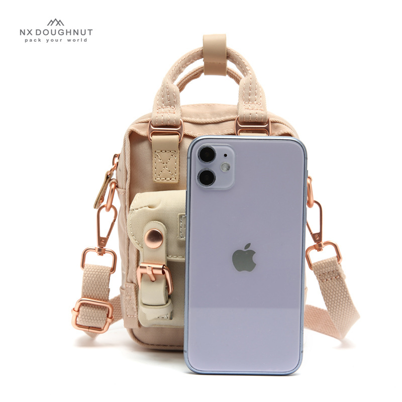 NX DOUGHNUT dámska crossbody taška v street štýle, nylonová konštrukcia s nylonovou podšívkou, vertikálny štvorcový tvar, zapínanie na zips, jednopásový remienok