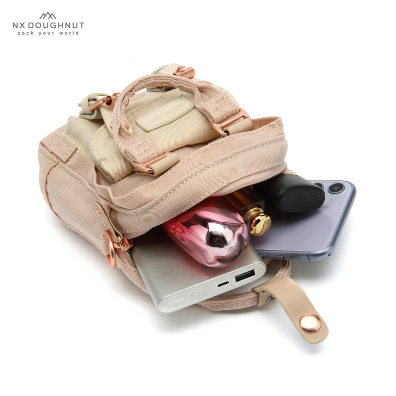 NX DOUGHNUT dámska crossbody taška v street štýle, nylonová konštrukcia s nylonovou podšívkou, vertikálny štvorcový tvar, zapínanie na zips, jednopásový remienok