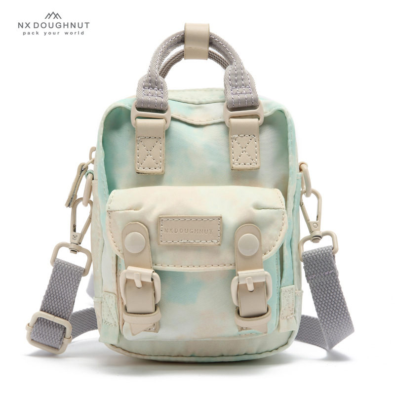 NX DOUGHNUT dámska crossbody taška v street štýle, nylonová konštrukcia s nylonovou podšívkou, vertikálny štvorcový tvar, zapínanie na zips, jednopásový remienok