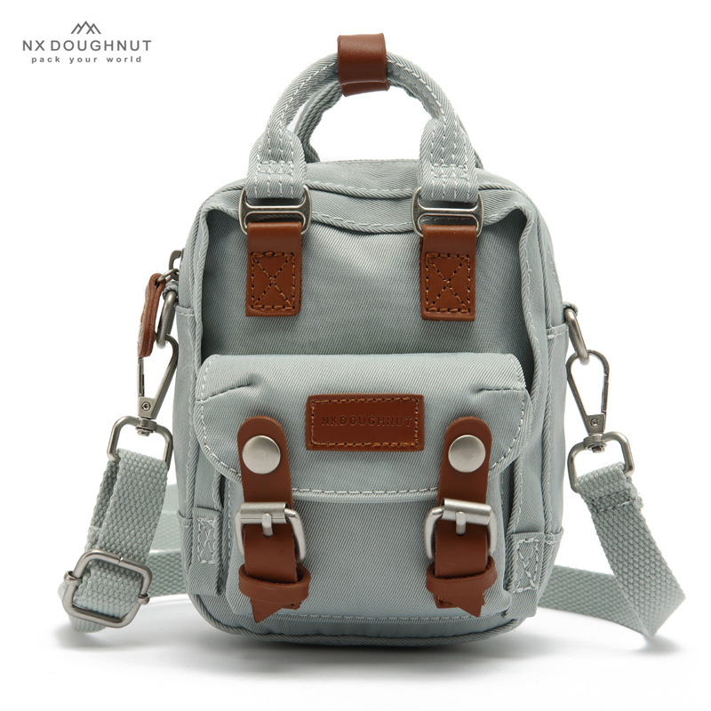 NX DOUGHNUT dámska crossbody taška v street štýle, nylonová konštrukcia s nylonovou podšívkou, vertikálny štvorcový tvar, zapínanie na zips, jednopásový remienok