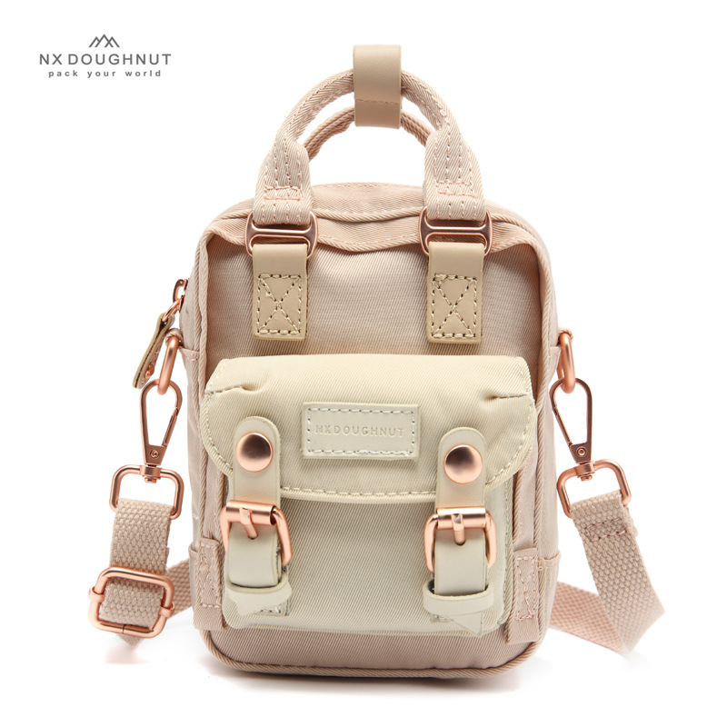 NX DOUGHNUT dámska crossbody taška v street štýle, nylonová konštrukcia s nylonovou podšívkou, vertikálny štvorcový tvar, zapínanie na zips, jednopásový remienok