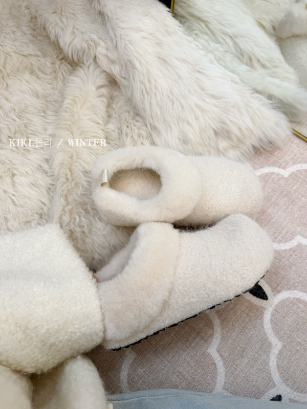 Ženske mokasice od ovčje vune s fleece podstavom, Velcro zatvarač, okrugli vrh, niski gornji dio, gumena potplat, ulošak od vune-kašmira