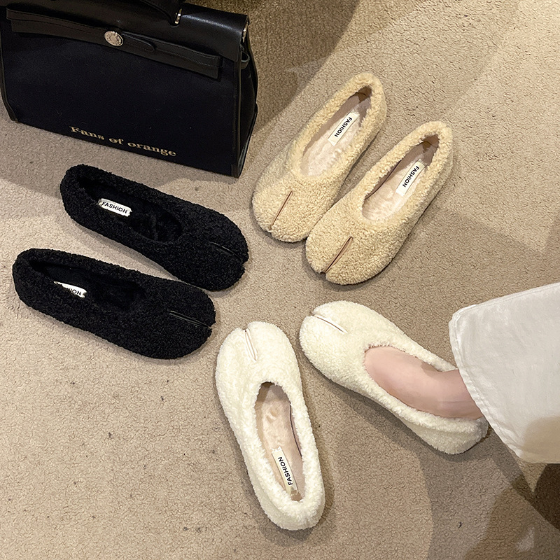 Ženske slip-on loaferice, nubuk gornji dio, podstava od umjetnog krzna, okrugla špička, gumeni potplat, plosata peta
