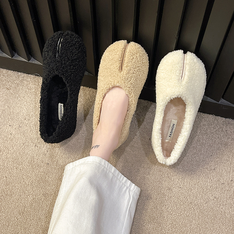 Ženske slip-on loaferice, nubuk gornji dio, podstava od umjetnog krzna, okrugla špička, gumeni potplat, plosata peta