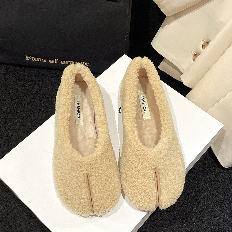 Ženske slip-on loaferice, nubuk gornji dio, podstava od umjetnog krzna, okrugla špička, gumeni potplat, plosata peta