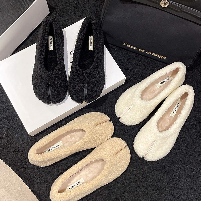 Ženske slip-on loaferice, nubuk gornji dio, podstava od umjetnog krzna, okrugla špička, gumeni potplat, plosata peta