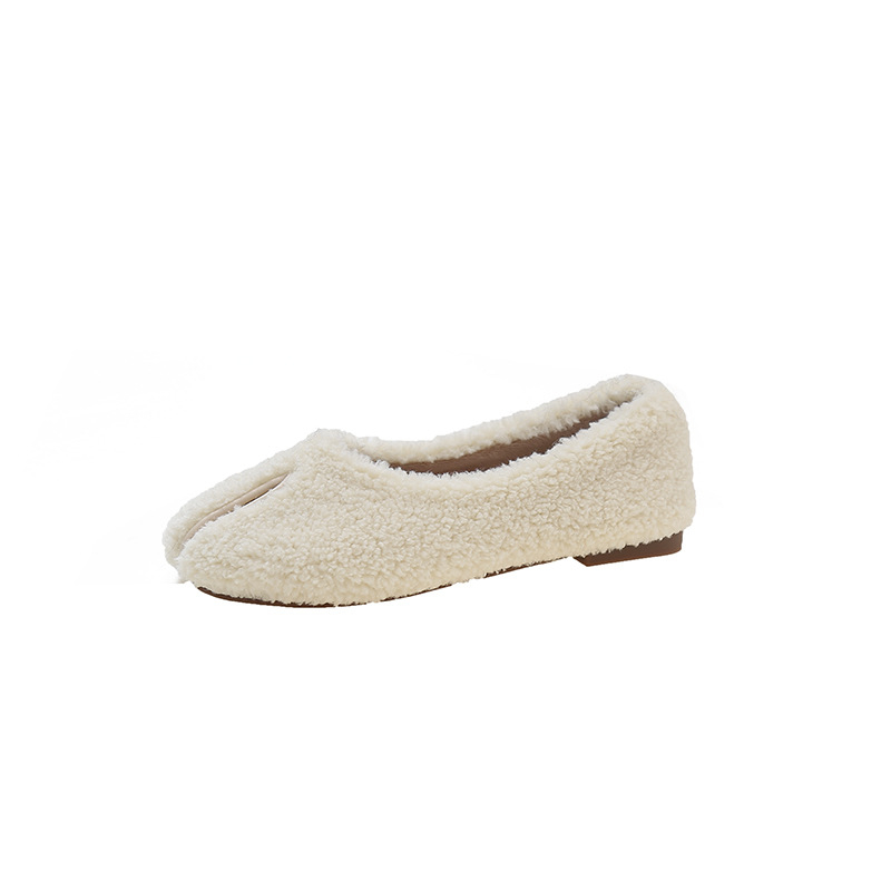 Ženske slip-on loaferice, nubuk gornji dio, podstava od umjetnog krzna, okrugla špička, gumeni potplat, plosata peta