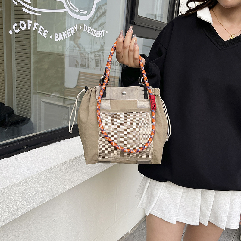 Naylon Bucket torba za žene – ulični stil, vodootporna, višestruka funkcionalnost, unutarnja džep na telefon i laminirani džep sa zatvaračem, horizontalni kvadratni oblik, otvoreni vrh, dvostruke naramenice, jesen 2025