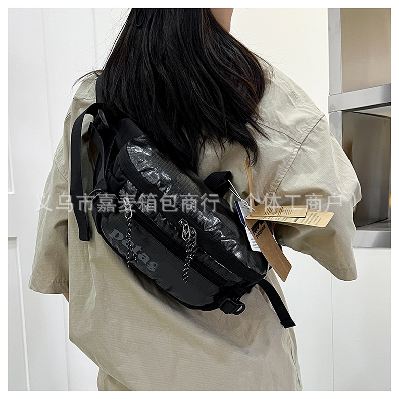 Unisex crossbody taška z polyestersu, mestský jednoduchý štýl, dumpling‑tvar dizajnu, zapínanie na zips