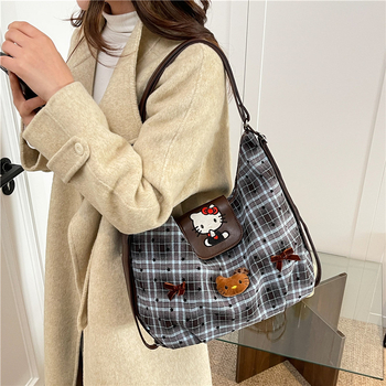 Hello Kitty suede torba za rame, vertikalni kvadratni oblik, zatvaranje na zip, džep za dokumente, jedna naramenica