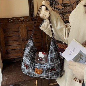 Hello Kitty suede torba za rame, vertikalni kvadratni oblik, zatvaranje na zip, džep za dokumente, jedna naramenica