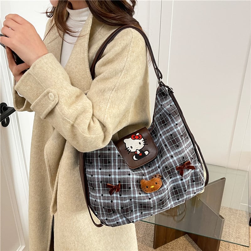 Hello Kitty suede torba za rame, vertikalni kvadratni oblik, zatvaranje na zip, džep za dokumente, jedna naramenica