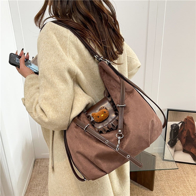 Hello Kitty suede torba za rame, vertikalni kvadratni oblik, zatvaranje na zip, džep za dokumente, jedna naramenica