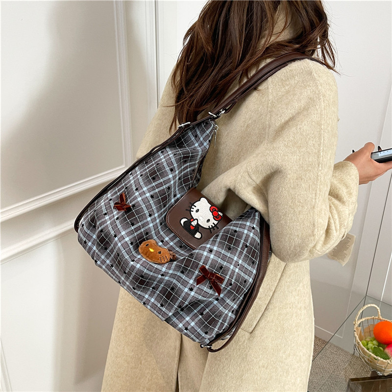 Hello Kitty suede torba za rame, vertikalni kvadratni oblik, zatvaranje na zip, džep za dokumente, jedna naramenica