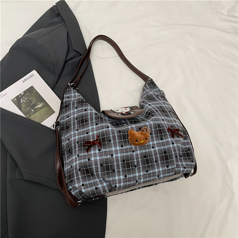 Hello Kitty suede torba za rame, vertikalni kvadratni oblik, zatvaranje na zip, džep za dokumente, jedna naramenica