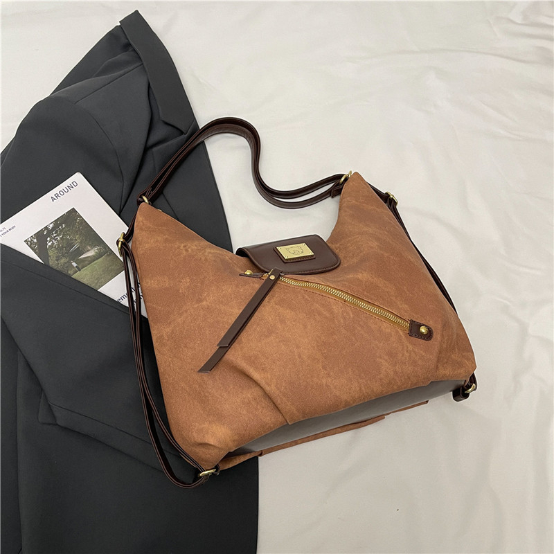 Hello Kitty suede torba za rame, vertikalni kvadratni oblik, zatvaranje na zip, džep za dokumente, jedna naramenica